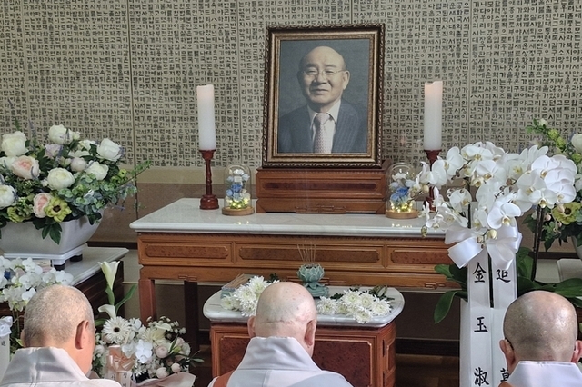 혜거대종사와 전두환대통령 열반다례재 봉헌